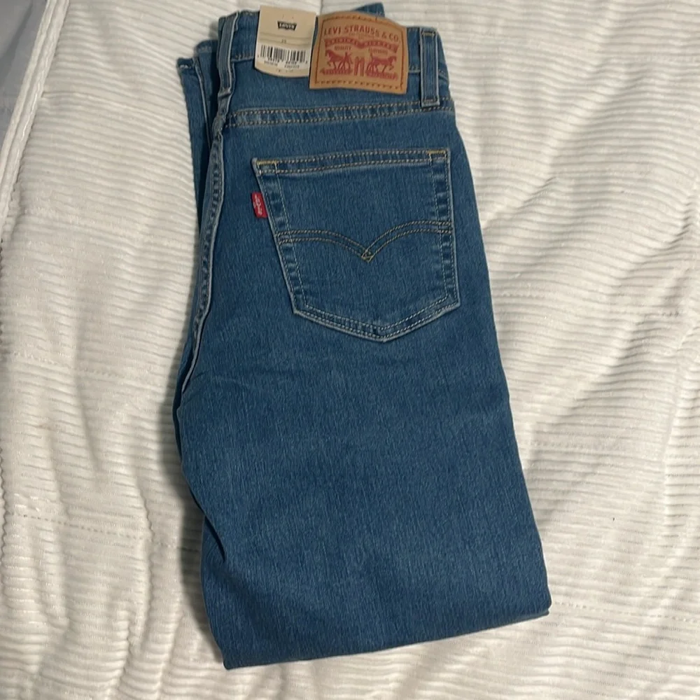 NWT LEVIS - Picture 3 of 3